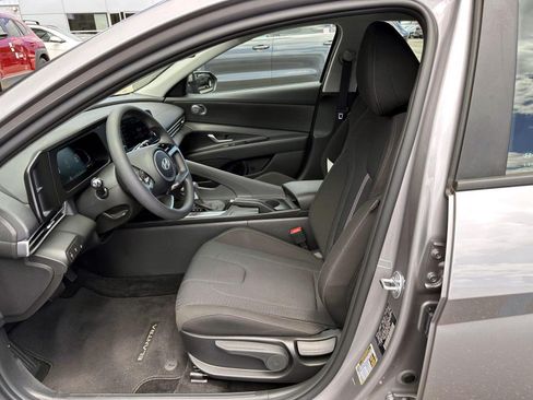 Used 2025 Hyundai Elantra SE FWD image 12