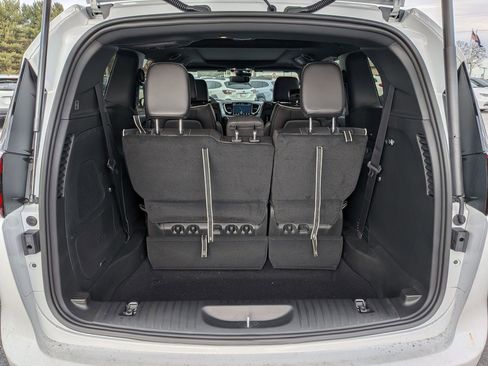 New 2026 Chrysler Pacifica Limited w/ Uconnect Theater Family Group image 35