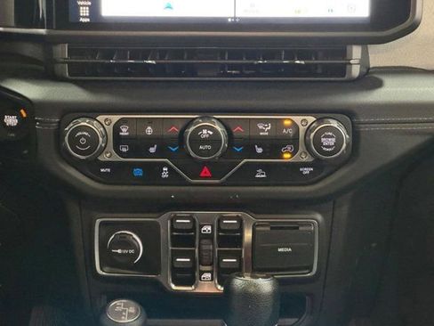 Used 2024 Jeep Wrangler Unlimited Sahara w/ Technology Group AWD/4WD image 12