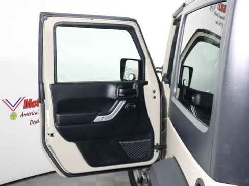 Used 2018 Jeep Wrangler Rubicon w/ Power Convenience Group image 31