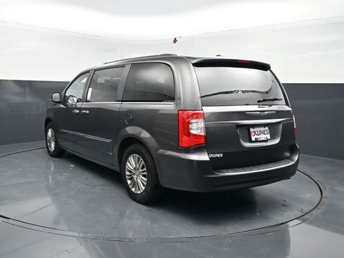 Used 2016 Chrysler Town & Country Touring-L w/ Driver Convenience Group image 7