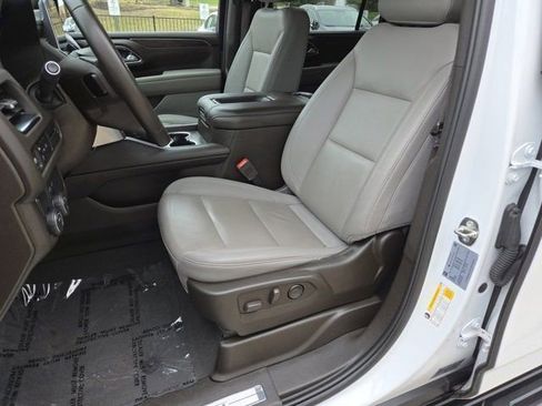 Used 2024 Chevrolet Suburban LT image 8