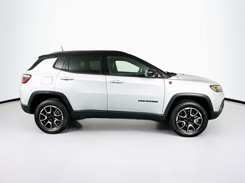 Used 2025 Jeep Compass Trailhawk AWD/4WD image 10