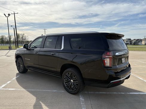 Used 2021 Chevrolet Suburban Premier image 3