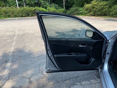 Used 2017 Honda Accord Sport image 14
