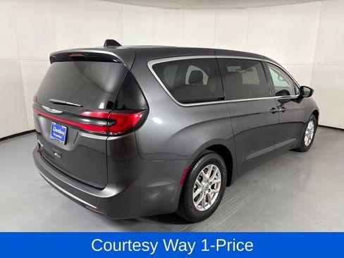 Used 2023 Chrysler Pacifica Touring-L FWD image 11