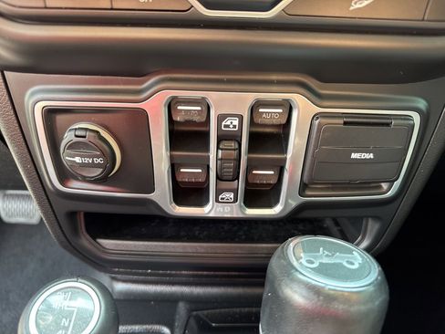 Used 2018 Jeep Wrangler Unlimited Sahara image 39