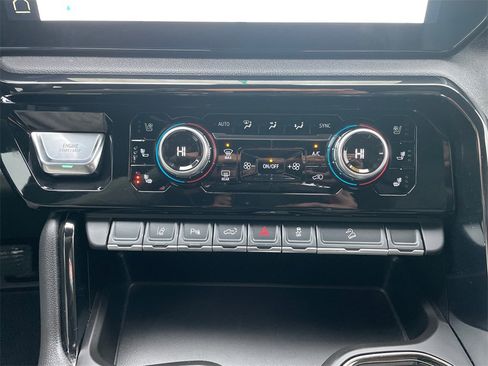 Used 2025 GMC Sierra 2500 AT4 w/ AT4 Premium Plus Package image 13