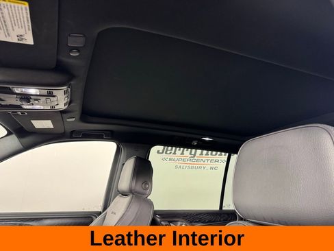 Used 2022 GMC Yukon XL Denali w/ Denali Premium Package image 3