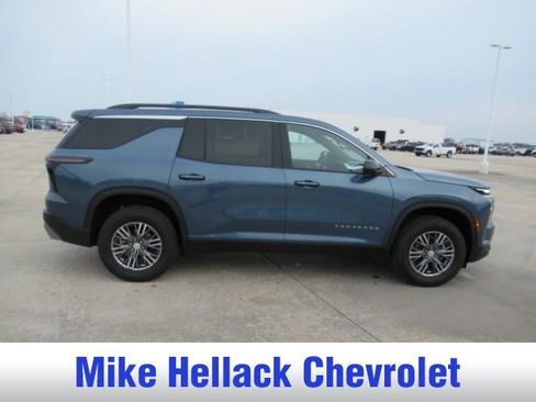Used 2025 Chevrolet Traverse LT image 8