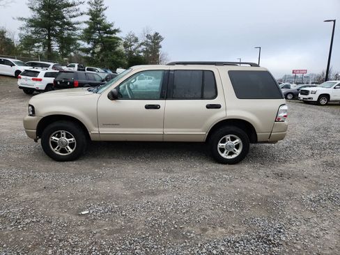Used 2004 Ford Explorer XLT image 2