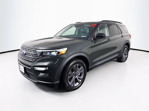 Used 2022 Ford Explorer XLT w/ Equipment Group 202A image 4