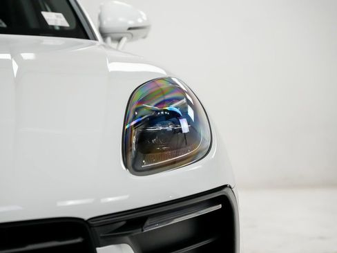 Certified 2025 Porsche Macan image 7