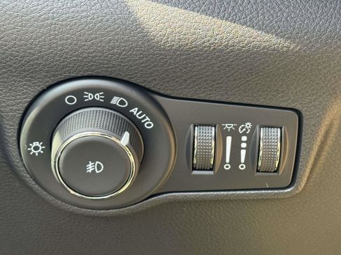 Used 2025 Jeep Compass Limited w/ Sun & Sound Group AWD/4WD image 19