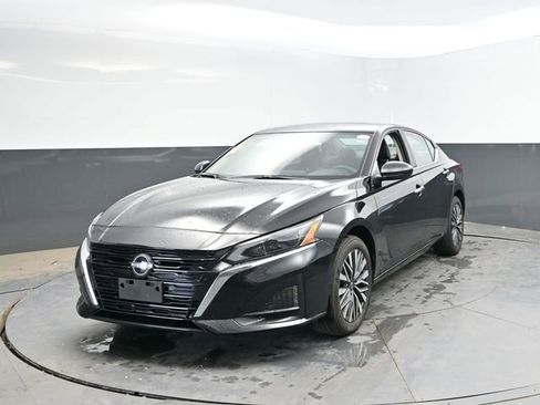Used 2024 Nissan Altima 2.5 SV AWD/4WD image 6