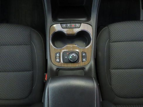 Used 2023 GMC Acadia SLE w/ Driver Convenience Package image 10