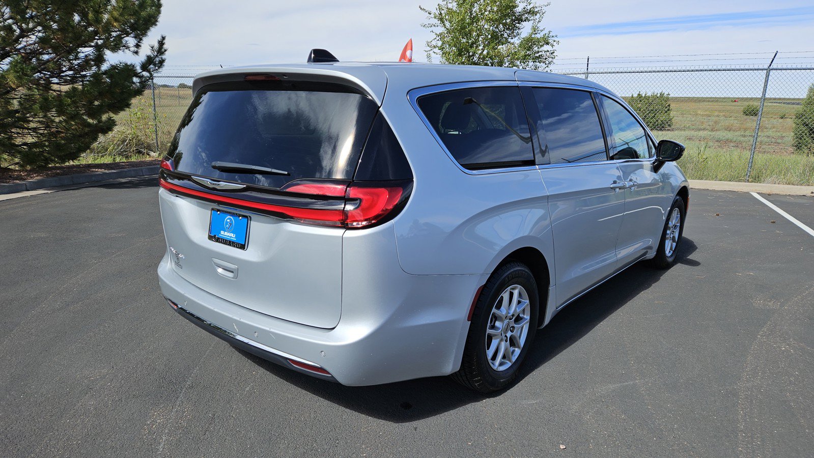 Used 2024 Chrysler Pacifica Touring-L FWD image 5