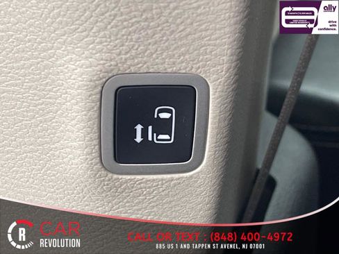 Used 2022 Chrysler Pacifica Touring-L image 37