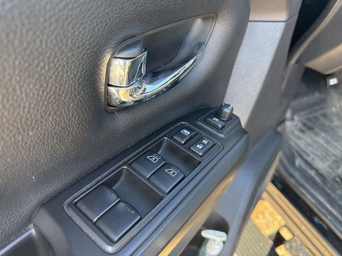 Used 2019 Nissan Titan SL w/ Midnight Edition image 16