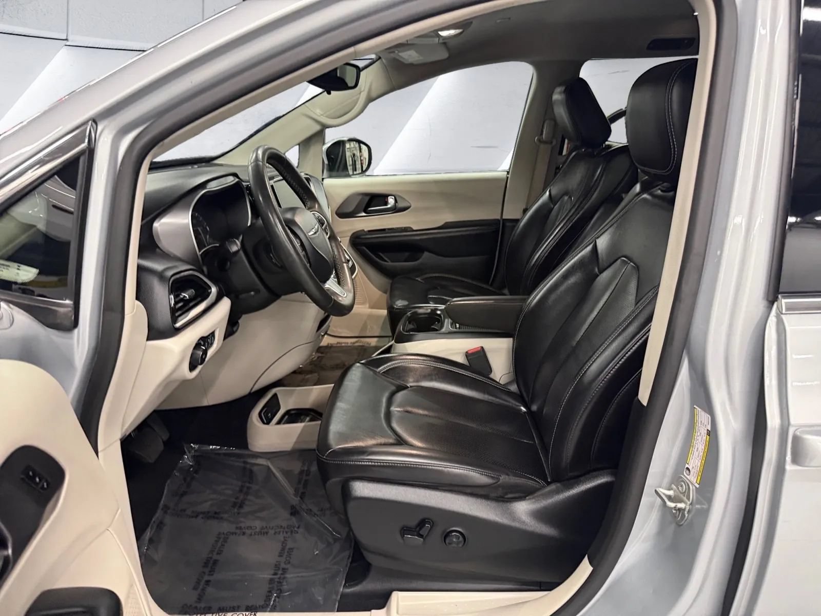 Used 2023 Chrysler Pacifica Touring-L FWD image 15