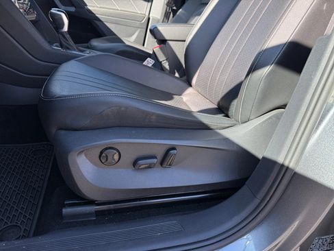 Used 2022 Volkswagen Tiguan SE w/ Panoramic Sunroof Package image 34