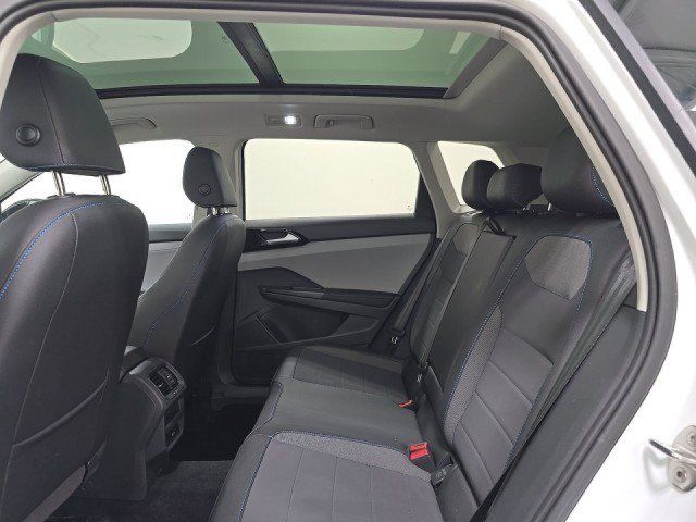 Used 2024 Volkswagen Taos SE AWD/4WD image 9
