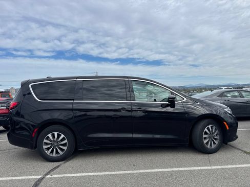 Used 2024 Chrysler Pacifica Limited FWD image 5