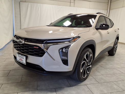 Used 2026 Chevrolet Trax RS w/ Sunroof Package image 3