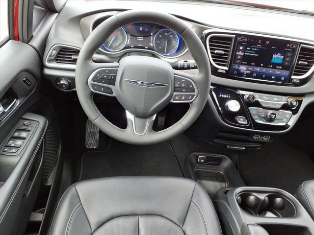 Used 2025 Chrysler Pacifica Select FWD image 13