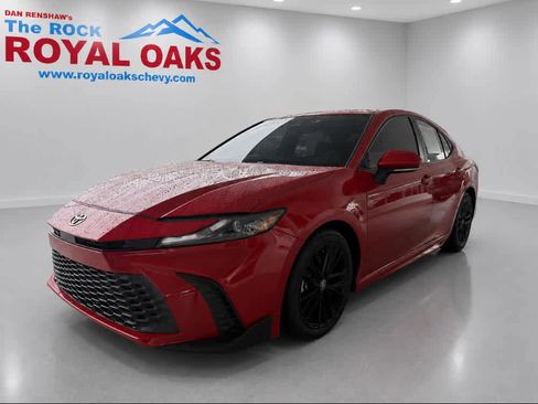 Used 2025 Toyota Camry SE FWD image 1