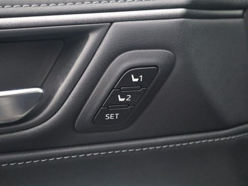 Used 2022 Toyota Venza XLE AWD/4WD image 11