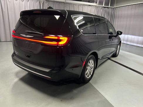 Used 2025 Chrysler Pacifica Select w/ Uconnect Theater Family Group FWD image 7