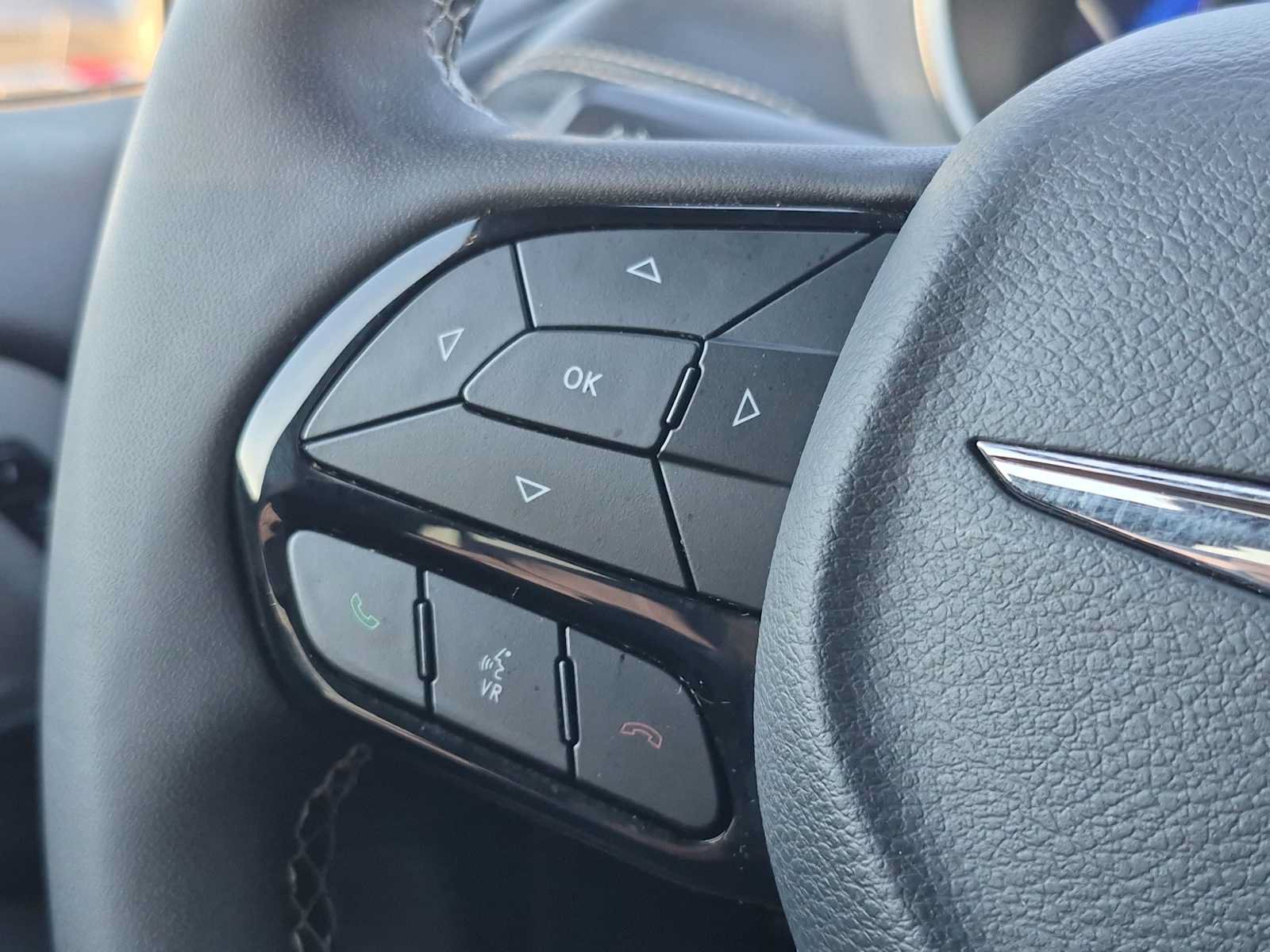 Used 2025 Chrysler Pacifica Limited FWD image 25