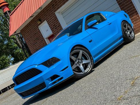 Used 2013 Ford Mustang GT RWD image 3