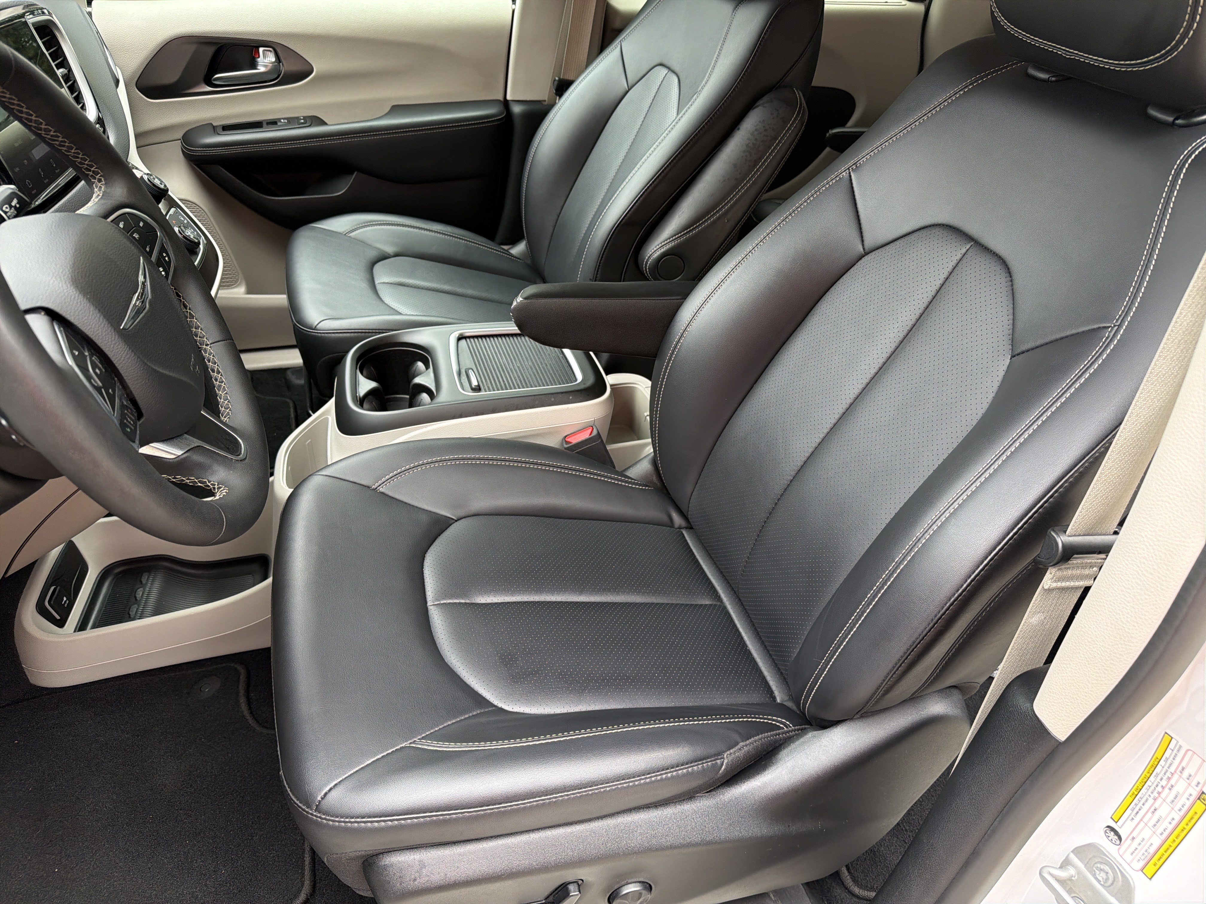 Used 2024 Chrysler Pacifica Touring-L FWD image 16