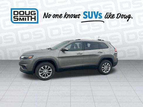 Used 2019 Jeep Cherokee Latitude w/ Cold Weather Group image 1