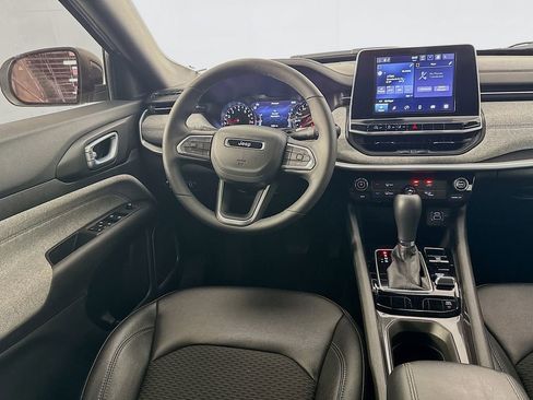 Used 2025 Jeep Compass Latitude image 25