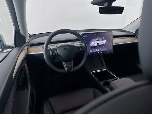 Used 2023 Tesla Model Y Long Range image 18