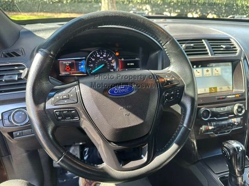 Used 2018 Ford Explorer XLT FWD image 10