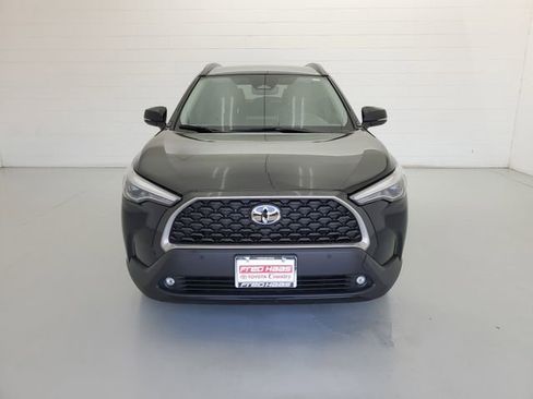 Used 2025 Toyota Corolla Cross XLE FWD image 3