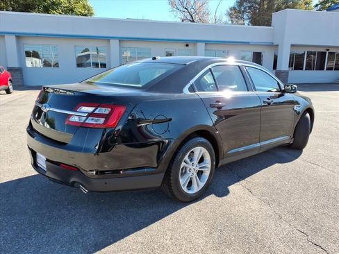 Used 2017 Ford Taurus SE image 4