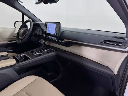 Used 2022 Toyota Sienna XLE image 32