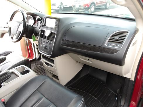 Used 2016 Chrysler Town & Country Touring image 14