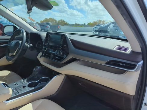 Used 2022 Toyota Highlander XLE image 25