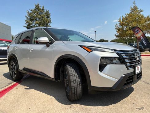 Used 2025 Nissan Rogue SV AWD/4WD image 4