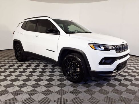 Used 2025 Jeep Compass Latitude w/ Altitude Special Edition image 3