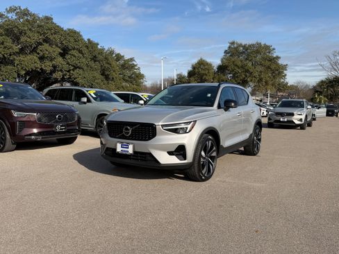 Certified 2025 Volvo XC40 B5 Plus image 2