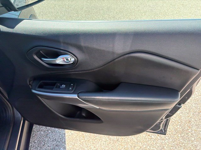 Used 2019 Jeep Cherokee Latitude Plus FWD image 19