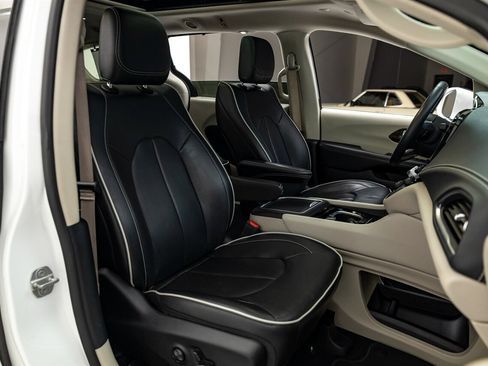 Used 2022 Chrysler Pacifica Limited image 22