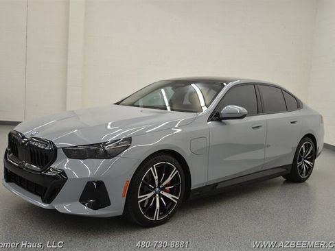 Used 2025 BMW 550e xDrive w/ Premium Package AWD/4WD image 3